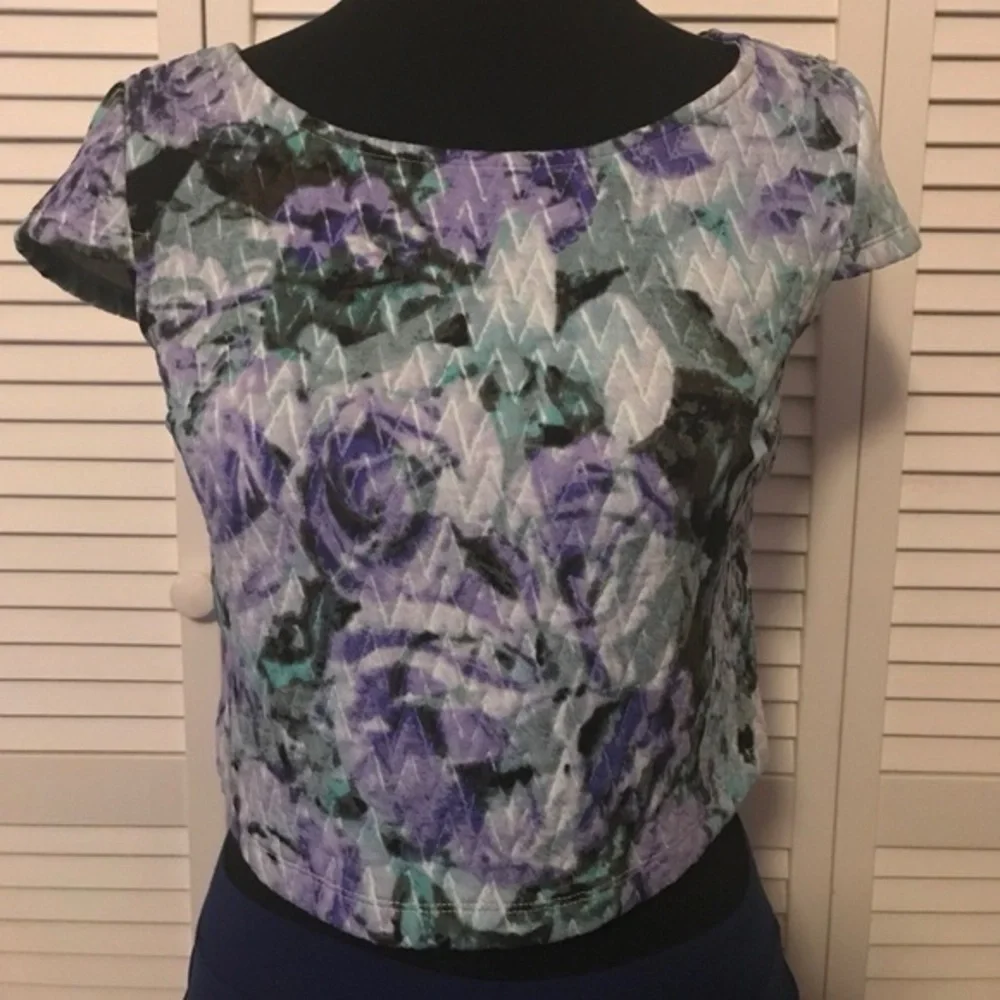 Crop top, floral Blue, Purple, green Jessica Simpson flowers Small cap sleeve - Picture 9 of 9